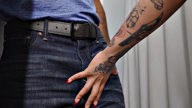 татуированная зрелая с большой жопой трахается раком с любовником