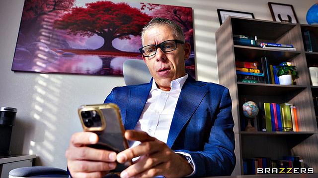 Выпускница Лиз Джордан соблазняет профессора в офисе и получает анальный секс от Мика Блю в день окончания колледжа.