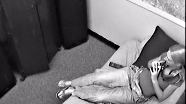 Офисная брюнетка тайно дрочит и сосёт под скрытой камерой