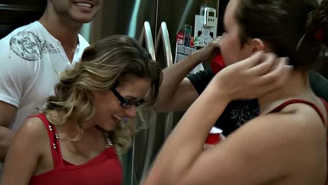 Бурный секс на антидень влюбленных: блондинка ловит заряд в кухне