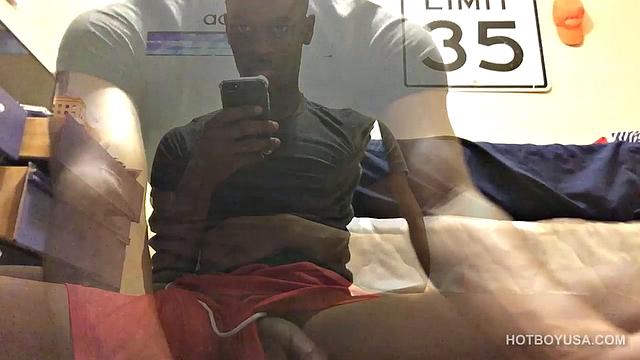 Крис Коулман дрочит свой большой черный член и кончает на камеру