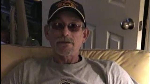 зрелый работяга дрочит по-жёсткому и кончает мощно