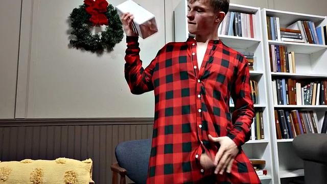 Twink seduced by bareback loving gay for Xmas eve