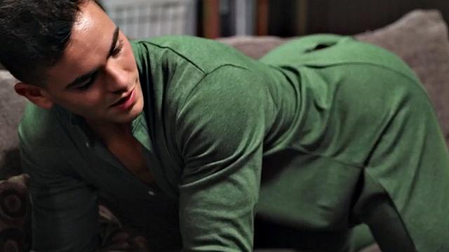 Twink seduced by bareback loving gay for Xmas eve