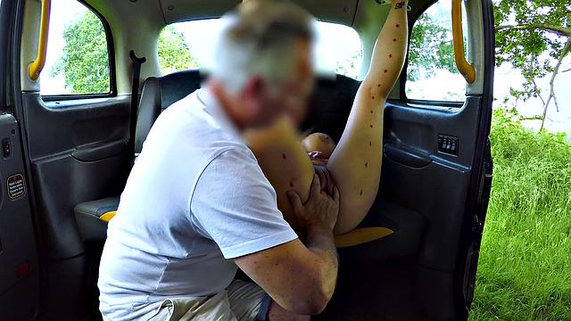 британская милфа и дженнифер трахаются на заднем сиденье