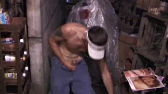 Дакота дрочит между винными бутылками и порножурналами