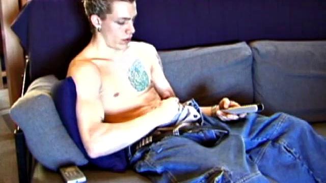 Шейн устроился на диване: порно шумит, но его хуй громче всех