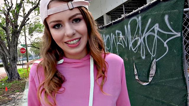 огненная рыжая скачет на члене на улице и хвастается упругой грудью