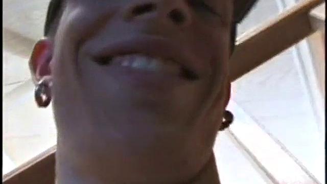 Шейн дрочит свой член