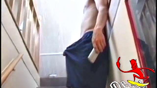 Шейн дрочит свой член