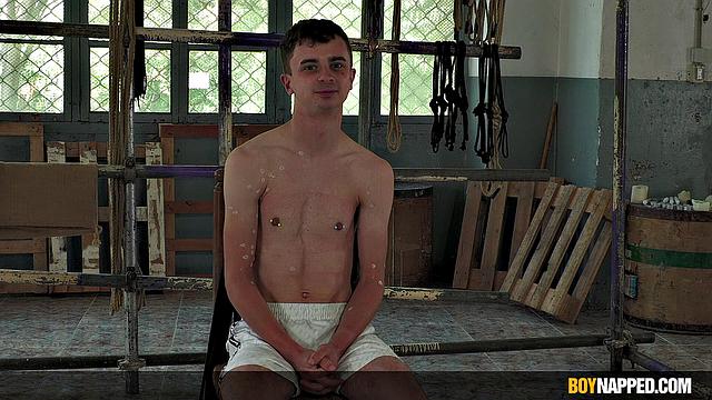 Британский твинк Феликс получает урок. Часть 2 - Феликс Ханан и Себастьян Кейн
