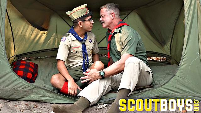 Скаут Майло решил показать, как ставить палатку... и кое-что еще встало