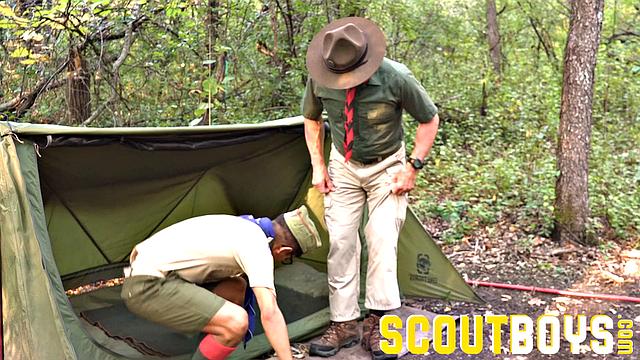 Скаут Майло решил показать, как ставить палатку... и кое-что еще встало