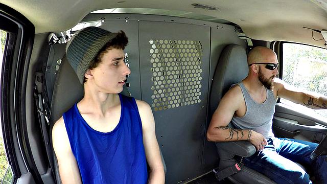 Логан Рейс просит подвезти, а в итоге оказывается связанным и трахнутым