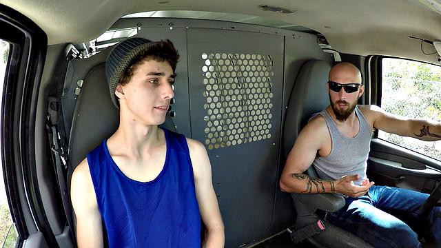 Логан Рейс просит подвезти, а в итоге оказывается связанным и трахнутым