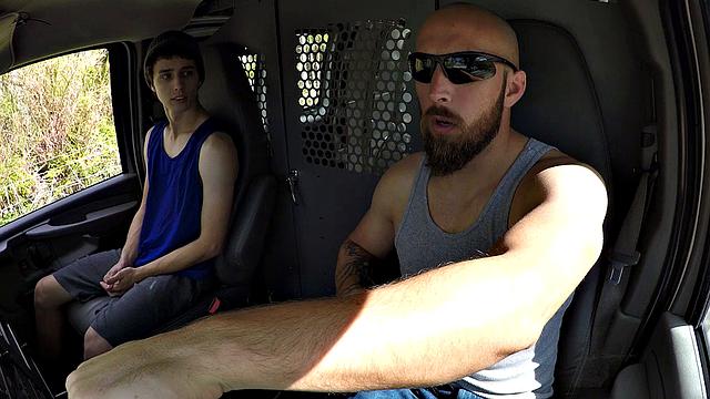 Логан Рейс просит подвезти, а в итоге оказывается связанным и трахнутым