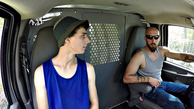 Логан Рейс просит подвезти, а в итоге оказывается связанным и трахнутым