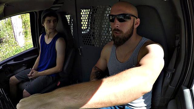 Логан Рейс просит подвезти, а в итоге оказывается связанным и трахнутым