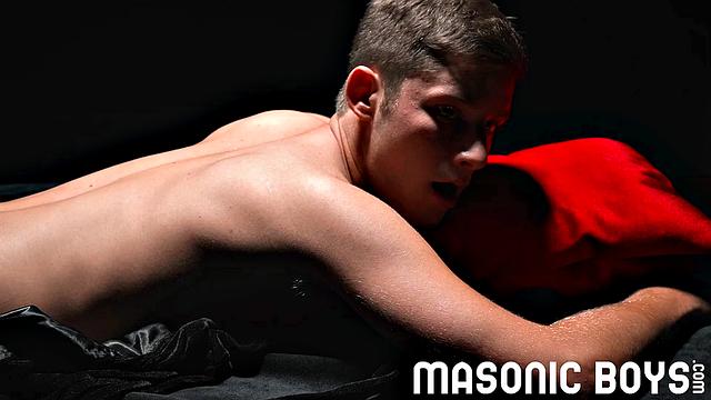 Крепкий брюнет получает голый трах и вылизывает жадную дырку