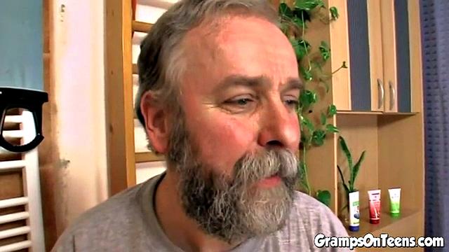 Рыжая соблазняет зрелого мужика и скачет на члене в спортзале как бешеная!