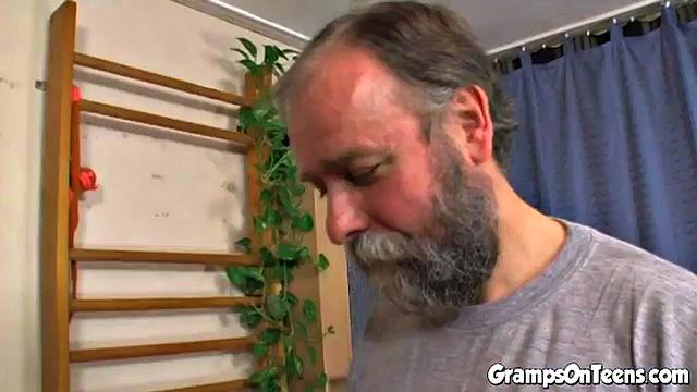 Рыжая соблазняет зрелого мужика и скачет на члене в спортзале как бешеная!