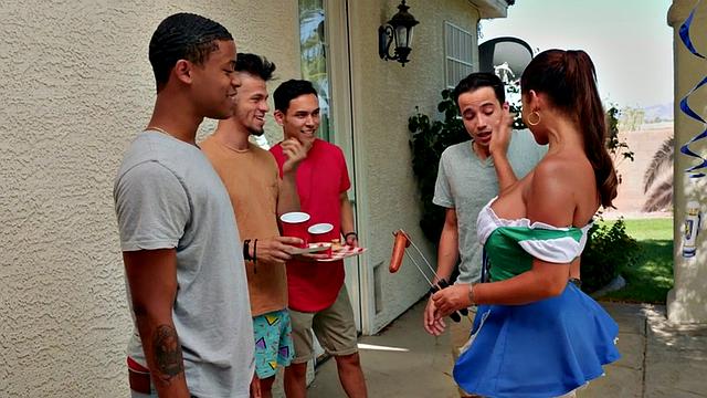 Lucky fellow fucks greedy MILF on kitchen table