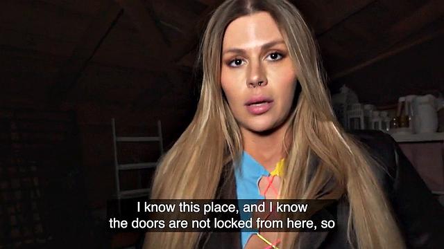 агент снимает аппетитную красотку на улице и жестко трахает за деньги