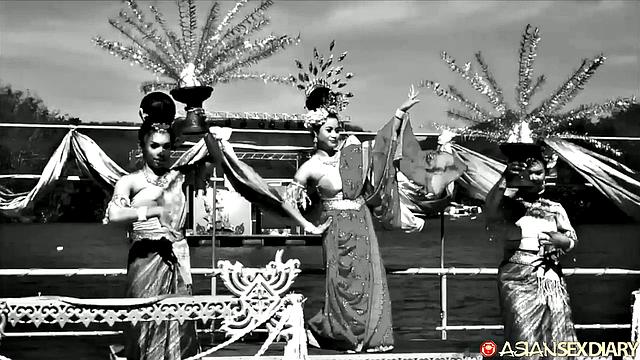 Азиатка Лиза пошла в душ, но трахнулась до визга в гостиной!