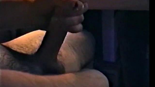 Задумчивый Зак дрочит, будто впервые разглядел свой член