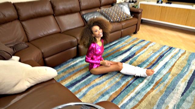 дерзкая падчерица соблазняет отчима на домашнем порно