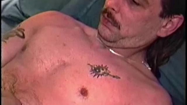 Тим раздевается и его трахает другой рабочий