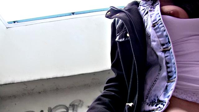 Морган Родригес светит лысой писькой и трахается на улице за мелочь