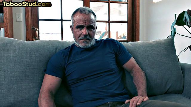 мускулистый папик жарит двух парней на улице