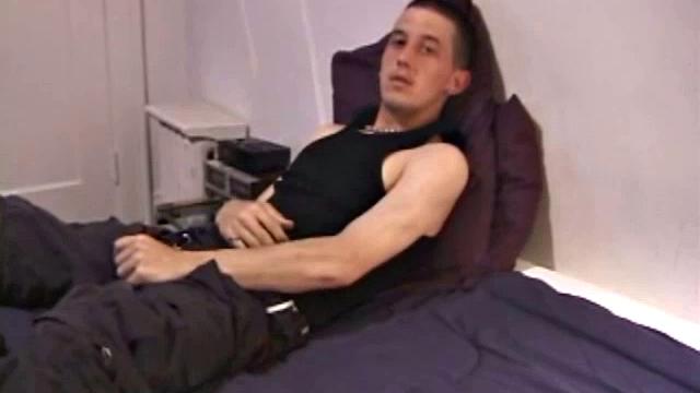 Зик - расслабленный парень, у него стоит, и он снимает штаны, но оставляет рубашку. Первое, что мы видим - у него огромный член, и он тут же берётся за дело.