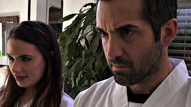 скарлет де саде учит карате, а сама показывает мастер-класс по траху