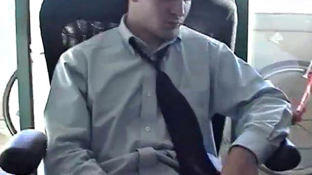 Даррелл развалился голышом в кресле, мощный член и рельефные мышцы