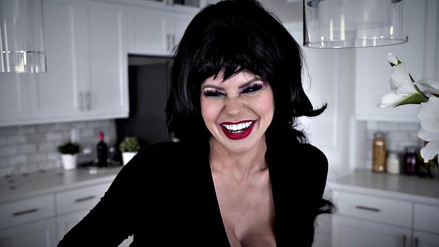 хеллоуинская milf показывает, как должно быть по-настоящему страшно в постели