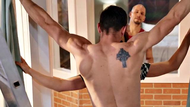 би-парень жарит подругу, а потом сам ловит дары судьбы на её глазах