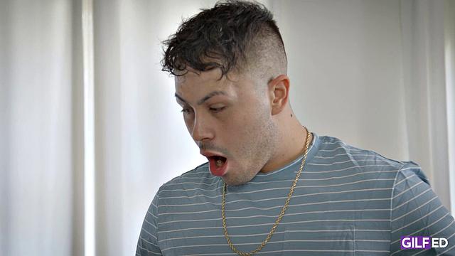 Королева зрелости Coralyn Jewel нахлобучила неудачника в очках - остался довольный и с удовольствием вытер сперму с лица, как настоящий ботаник.