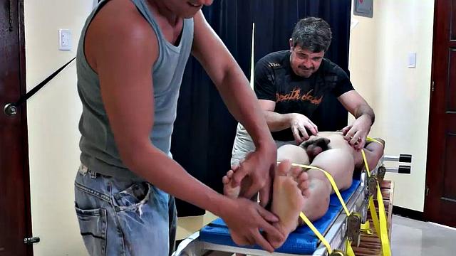 коллекционеры бриллиантов связывают азиата и мучают щекоткой