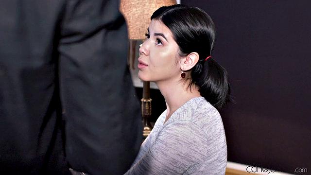 Учитель трахает взрослую студентку Lady Dee прямо на столе в кабинете биологии, глубокий минет и кончает ей на лицо.