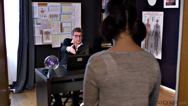 Учитель трахает взрослую студентку Lady Dee прямо на столе в кабинете биологии, глубокий минет и кончает ей на лицо.