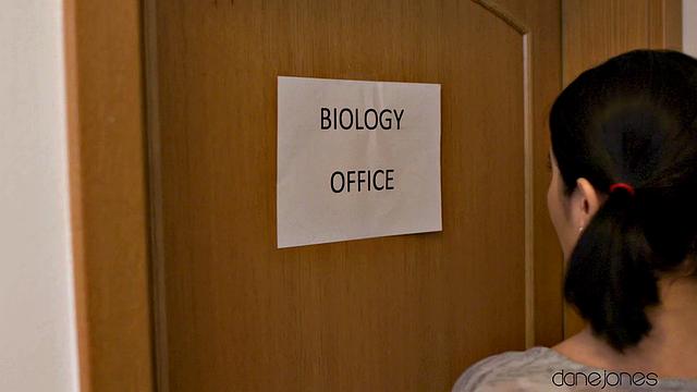 Учитель трахает взрослую студентку Lady Dee прямо на столе в кабинете биологии, глубокий минет и кончает ей на лицо.