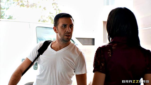 Рейчел Старр застала массажиста и не устояла перед его членом