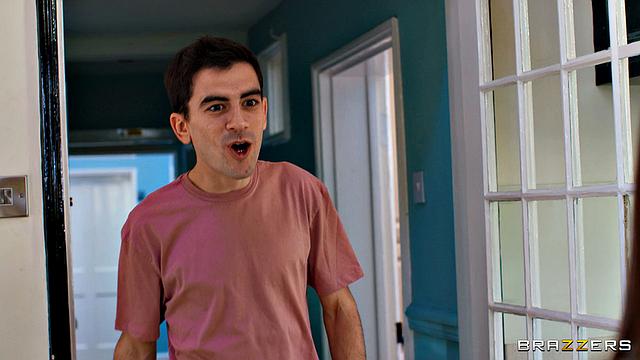 новая соседка по квартире отдается двум парням в спальне