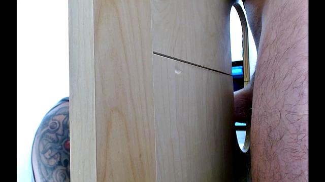Большой жеребец отсасывает в глори-холе