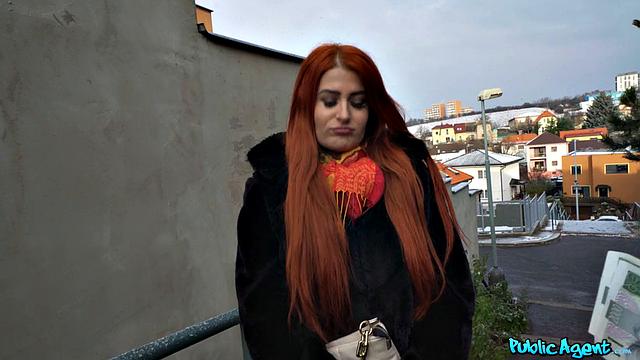 Жгучая рыжая с аппетитной жопой дрочит и отсасывает на кастинге за деньги, потом получает глубокий трах и кончание на лицо от Мартина и Эрика Эверхарда.