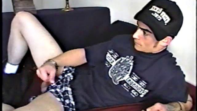 брутальный bmxер дразнит дилдо, но кончает по-своему