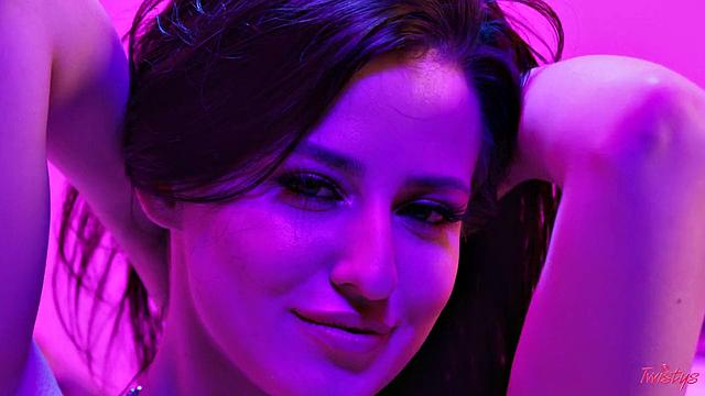 Aubree Valentine раздвигает ноги и показывает свою киску на камеру в трех разных образах.