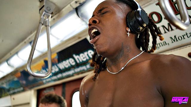 Дэнниэл Рене в групповом сексе в поезде, кончают на грудь и лицо блондинки с большими сиськами.